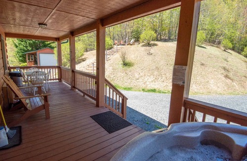 West Jefferson Cabin | App State of Mind | Adventure Awaits at Every Turn | Hot Tub & Covered Decks
