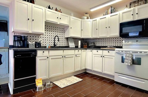 Bristol House | Apple Hill Bungalow, Family and PET Friendly!