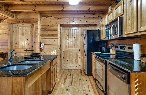 White Oak Lodge Cabin | Arcade, Pool Table, Hot Tub, WiFi, Wheelchair Accessible in Smoky Mountains