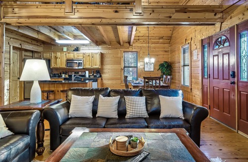 White Oak Lodge Cabin | Arcade, Pool Table, Hot Tub, WiFi, Wheelchair Accessible in Smoky Mountains