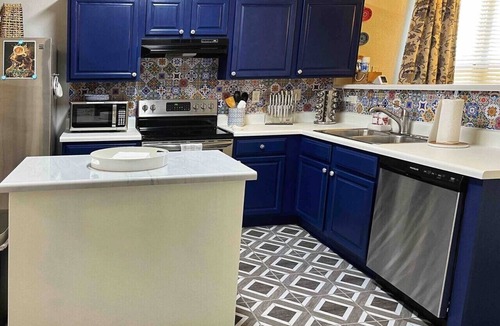 Arlington House | Arlington/65” HDTV/25 min to BLUE OVAL/garage