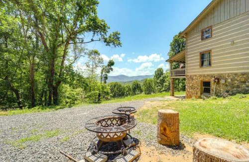 Warrensville House | Ashe County Log Cabin: Mountain-View Deck, Sauna
