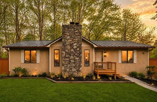 Royal Pines House | Asheville's Ultimate Retreat with Hot Tub Ping Pong Table Pool Table Lots to do Family Friendly