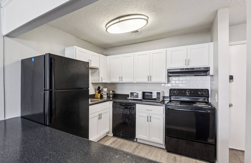 Glengarry Apartment | Avery Apartments A4 I Spacious 1 Bed 1 Bath