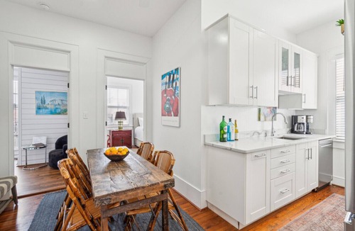 Cannonborough Elliotborough House | B2 at Saint Philip Square, One Block to King, Second Floor Private Porch
