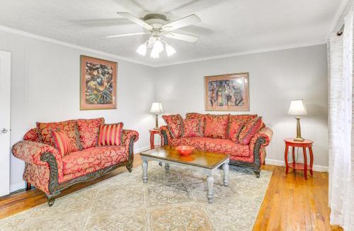 Mullins House | Backyard & Covered Porch! Cozy Mullins Retreat