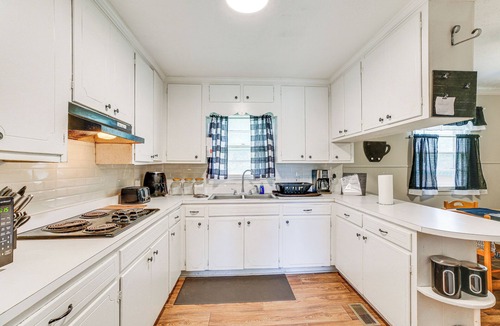 Mullins House | Backyard & Covered Porch! Cozy Mullins Retreat
