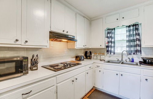 Mullins House | Backyard & Covered Porch! Cozy Mullins Retreat