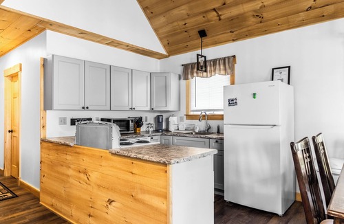 Greenville Cabin | Baker cabin|Downtown Greenville-Moosehead Lake|WIFI|Pets Ok|2 cabins available