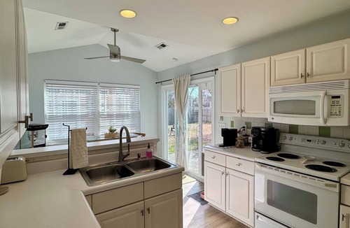 Murraysville House | Barcade Bungalow: Close to the beach, separate bar/arcade room.