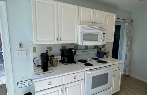 Murraysville House | Barcade Bungalow: Close to the beach, separate bar/arcade room.