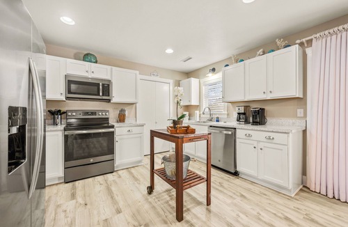 Buxton House | Barefoot Bungalow Buxton: Hot Tub, Screened Porch, Outdoor Fun & Beach Nearby
