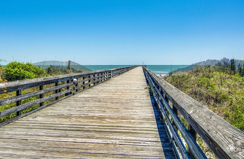 Isle of Palms Villa | Beachfront villa w/ ocean view & shared pool/pier in the heart of town!