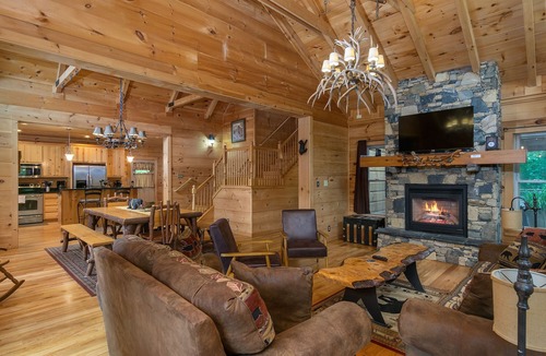 Spruce Pine Cabin | Bear Creek Cabin! Hot Tub+Fire Pit, Fireplace, Mtn Lodge, Private, WiFi, Grill!