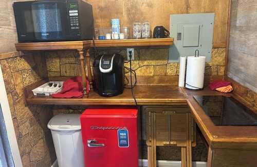 Mountain City House | Beautiful 1-bedroom Tiny house with AC in charming Mountain City