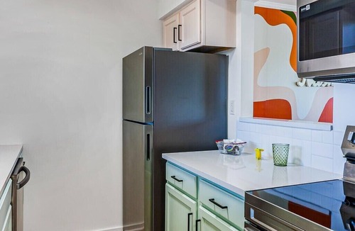 North Capitol Condo | Beautiful 1-bedroom condo downtown + fitness, river view, free parking, and pool