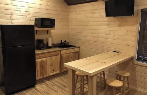Bluewell Cabin | Beautiful 1-bedroom cabin located at Gold & Blue cabins in Bluewell