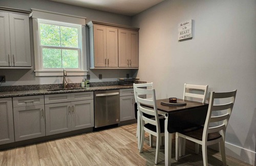 Mount Pleasant Apartment | Beautiful 2-bedroom Apartment above Garage with AC in charming Mount Pleasant