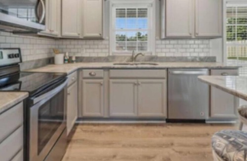 Oak Grove Cottage | Beautiful 2-bedroom Lake front cottage with AC in charming Johnson City