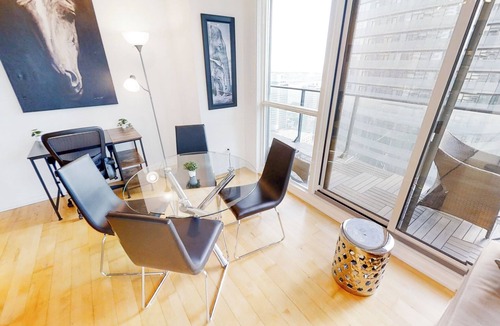 Downtown Toronto Apartment | Beautiful and Stylish 2 BR Condo in DT Toronto