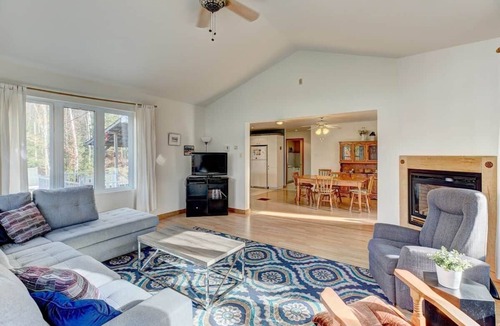 Chertsey House | Beautiful home by the lake