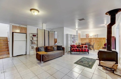 Chertsey House | Beautiful home by the lake