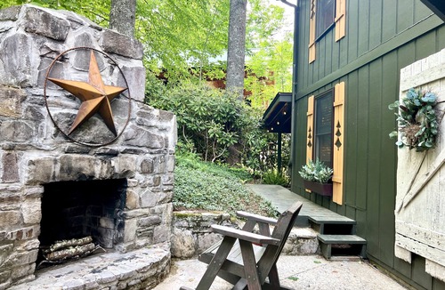 Newland Cabin | Beautiful Mtn Cabin! Pet Friendly, Hot Tub, Fireplace, Winery, Skiing