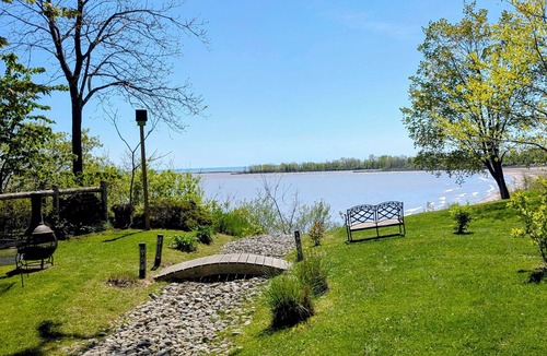 Port Burwell Apartment | Beautiful, relaxing lakeside getaway amid lush gardens and stunning views