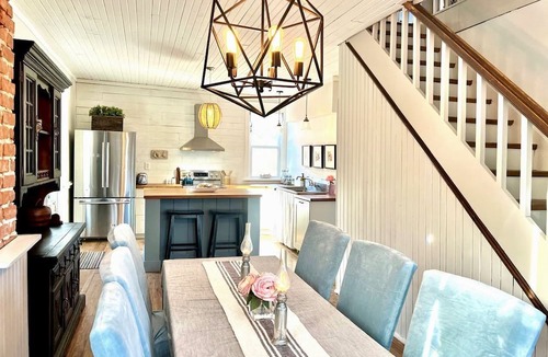 Unorganized Centre Parry Sound House | Beautiful, Rustic, Lodge with Pizza Oven, BBQ, and Porch for an Amazing Family Getaway in Ontario
