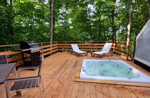 La Conception RV Rental | Bel Air Tremblant TRIPLE DÔME : 2 CHAMBRES, JACUZZI ET SAUNA