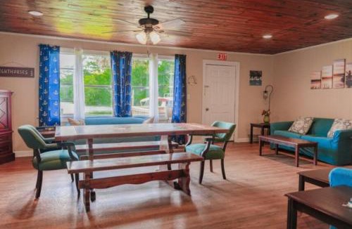 Eutawville Hotel | Bells Marina & Fishing Resort - Santee Lake Marion by I95 - Family Adventure, Pets on Request!