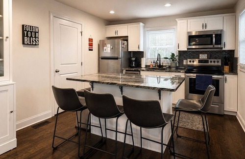 Belmont House | Belmont Bliss Walkable Downtown + Cozy Comfort Family-friendly Sparkling Clean