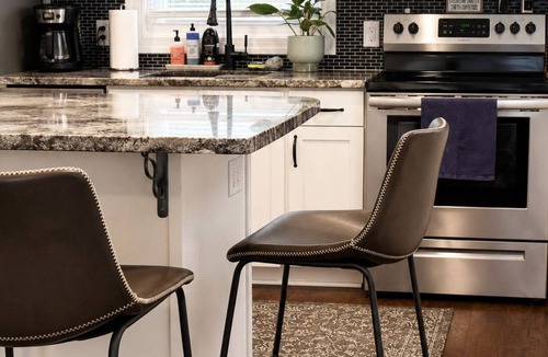 Belmont House | Belmont Bliss Walkable Downtown + Cozy Comfort Family-friendly Sparkling Clean