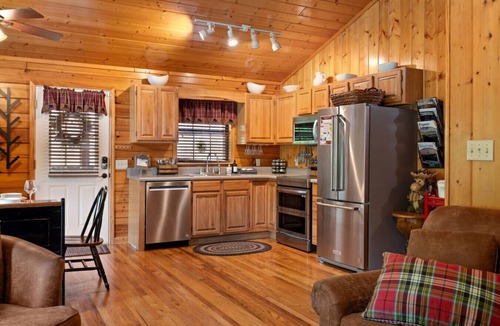 Sevierville Cabin | Best Location/HotTub/Resort Pool/Game Rm/Fast WiFi Dollywood 2 minutes away!