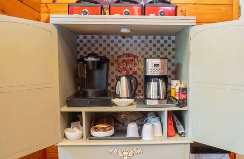 Sevierville Cabin | Best Location/HotTub/Resort Pool/Game Rm/Fast WiFi Dollywood 2 minutes away!