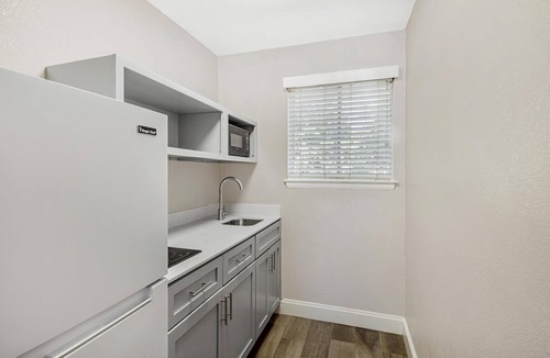 Cottage Line Hotel | Best Western Plus Chesapeake Bay-Norfolk