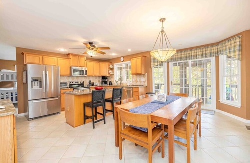 Wise House | Better Lake Than Never | 4BR Lakefront Sleeps 12