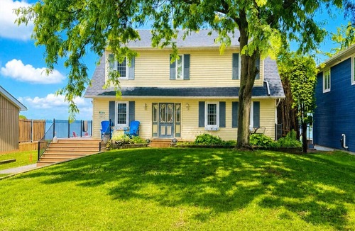 Cumberland Beach House | Big Yellow House on Lake Couchiching in S. Muskoka & Orillia