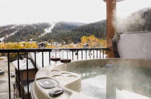 Sun Peaks House | Bike Park and Golf Hot Tub Arcade Sleeps 7