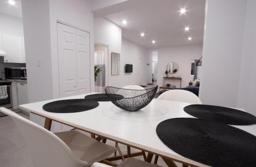 Milton Park Apartment | BLUE&GOLD - SelfCheckIn - Plateau - St-Laurent