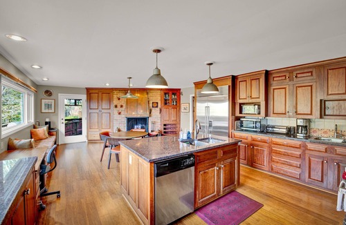 Batesville House | Blue Mountain Haven: 5 Bedroom Mountain View Retreat