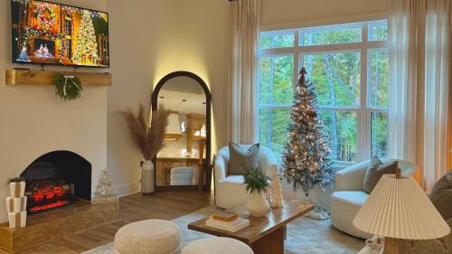 Westminster House | Blue owl Lakefront Cabin Hot Tub Mini Golf Fire Place Petfriendly