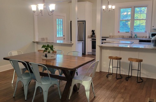 Hartwell House | Blue Rose Bungalow: Downtown vibe. No AC. 1896 charm. Gym. Kitchen. Parking