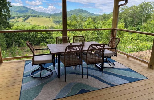 Jefferson Cabin | Blue Sky Cabin in Jefferson NC - Hot Tub, Firepit, Axe throwing, and more!