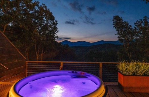 Dahlonega Cabin | Blue Spruce, Alpine Cabin -Views! Outdoor shower, hot tub, more!
