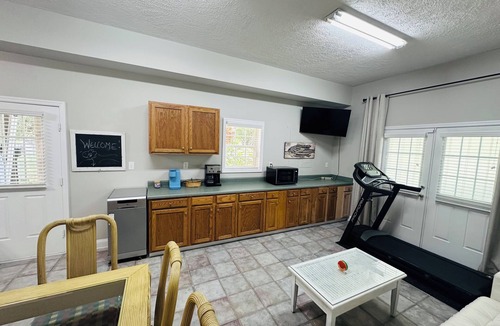 Cedar Point House | Boat & pet friendly. Minutes to Emerald Isle & a half mile to the boat ramp.