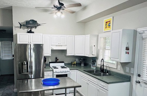Cedar Point House | Boat & pet friendly. Minutes to Emerald Isle & a half mile to the boat ramp.