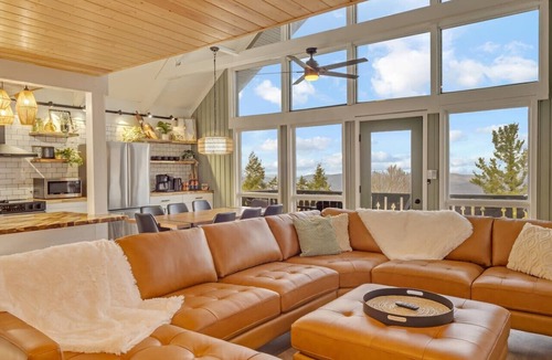 Beech Mountain Ski Chalet | Boho Chalet w/Mountain Views