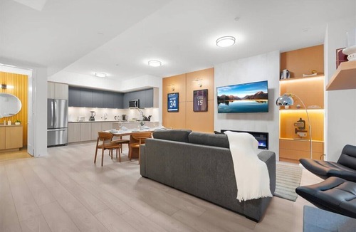 Toronto Entertainment District Apartment | Boutique Townhouse 3BR Sleeps 7 Free Parking