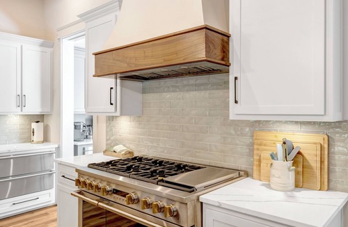Bracey House | Brand New Built Luxury Lakefront Getaway Friday Check-In/Check-Out Summer Season
